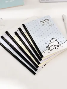 Primo piano di quaderni rilegati estetici B5 e A5 carini con illustrazione di gatto.