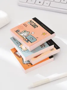 Pile de quatre blocs-notes mignons sur le thème des chatons sur un bureau blanc