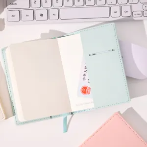 Mini taccuino in pelle verde menta con pagine interne vuote per appunti e pianificazione quotidiana.