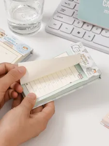 Detalle de un bloc de notas adhesivas de dibujos animados con diseño de lista de tareas