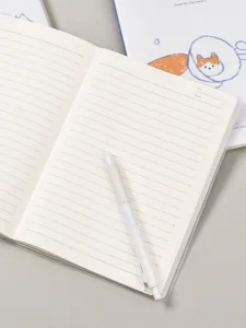 Détail de carnet ligné A5 avec couverture en plastique mignon chat et stylo à gel blanc.