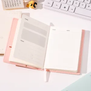 taccuino rosa in pelle morbida con pagine puntinate per appunti giornalieri e pianificazione ideale.
