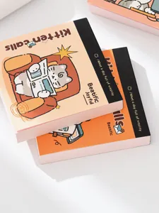 Vue rapprochée de blocs-notes non collants empilés avec des motifs de chatons mignons