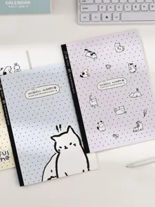 Quaderno rigato B5 con simpatiche illustrazioni di gatti e design minimalista a pois.