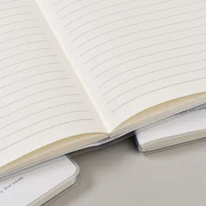 Carnet ligné épais A5 avec couverture PVC transparente, parfait pour étudiants et journal.