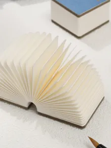 Draagbaar vierkant pocket aquarelboek met gevouwen pagina's voor schetsen en schilderen.