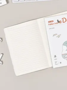 Détail de carnet ligné B5 minimaliste, vue à plat de bureau propre, journal d'étudiant.