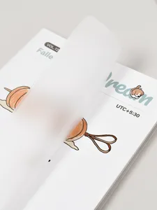 Vue détaillée du carnet B5 minimaliste à couverture givrée, papier lisse et design adorable.