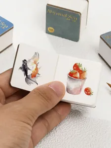 Draagbaar mini pocket aquarel journaal vierkant schetsboek met fijn korrelig tekenpapier.