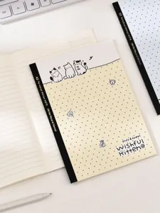 Primo piano dettagliato del taccuino A5 gatto carino, copertina a pois con pagine a righe.