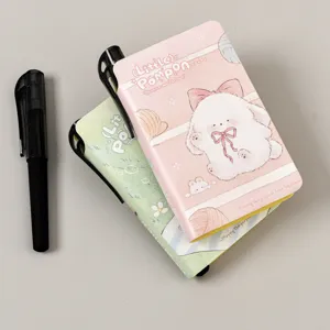 Mini cuaderno de bolsillo portátil con lindo diseño de pompón de dibujos animados y páginas blancas.