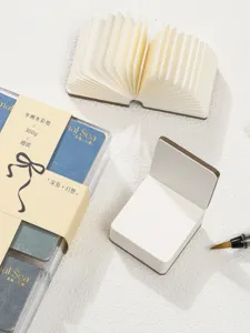 Close-up van het draagbare pocket aquarelboek met 300g fijnkorrelig papier schetsblok