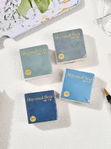 Detailopname van vierkant pocket aquarelblok met gestructureerde omslag en fijn papier.