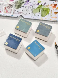 Gedetailleerd overzicht van vierkante draagbare zak-aquarelboeken met fijn papier.