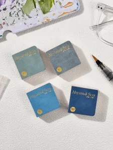 Gedetailleerd overzicht van draagbare vierkante pocket aquarelboeken, gestructureerd papier, kunst.