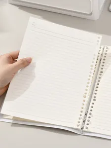 Nahaufnahme einer B5-Loseblatt-Notizbuchseite mit linierten Linien und Datumskopf