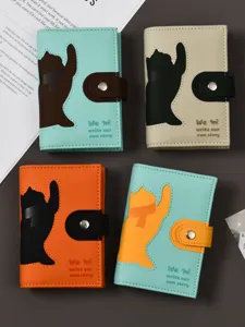 Quaderno anelli A7 in pelle morbida con chiusura a bottone e gatto per la pianificazione.