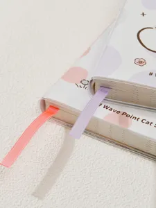 Leuk Koreaans stijlnotitieboekje met doorzichtige PVC-hoes en kleurrijke bladwijzers.