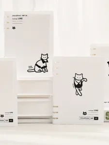 Detailansicht minimalistischer A5 weißer Ringbuch Notizbücher mit schwarzen Katzen