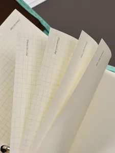 Primo piano dettaglio delle pagine interne a quaderni A7 con design di testo stampato.