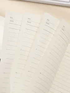 Gedetailleerd overzicht van gelinieerde losbladige notitieboekje binnenpagina's met datum.