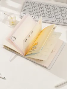 Gedetailleerd overzicht van een schattig Koreaans notitieboek met gekleurde pagina's en dieren.