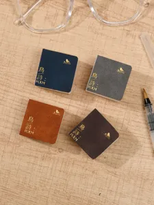 Set di quaderni per acquerello quadrati portatili con testo dorato per schizzi.