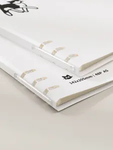 Detailansicht eines weißen A5-Loseblatt-Notizbuchs mit transparenter Ringbindung, 48 Seiten.
