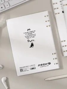 Detail eines weißen A5-Ringbuchs mit Katzenillustration und englischem Gedicht auf dem Cover