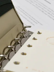 Dettaglio dell'agenda ad anelli A7 con anelli metallici resistenti e carta ricaricabile.