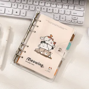 Quaderno ad anelli in PVC trasparente con simpatiche illustrazioni di gatti e chiusura a bottone.