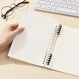 Gesegmenteerd losbladig gelinieerd notitieboek B5 formaat met zwarte spiraalbinding voor kantoor.