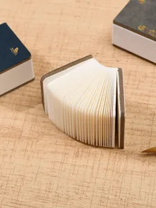 Mini taccuino per acquerelli quadrato portatile con pagine spesse per disegno e pittura d'arte.