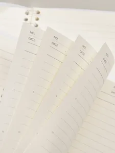 Nahaufnahme von B5-Loseblatt-Notizbuchseiten mit Datums- und Linienangaben für Studenten