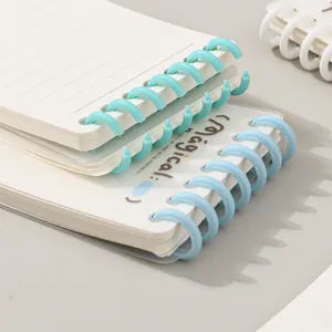Carnet de notes portable à feuilles mobiles avec reliure à anneaux colorés au quotidien.