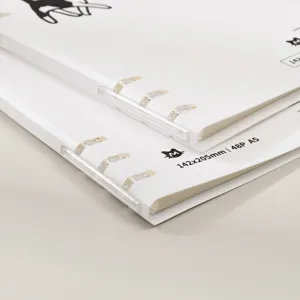 Minimalistisches weißes A5 Loseblatt-Notizbuch mit Bindedetails und Spezifikationen