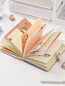 Schattig notitieboekje met harde kaft en magneetsluiting, ideaal voor studentenplanning.