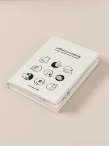 Gedetailleerd close-up van een A6 notitieboek met schattige kattenillustratie en cover design.