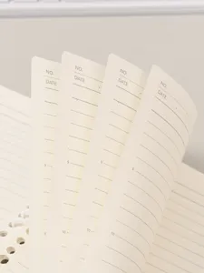 Gedetailleerd overzicht van A5 ringband notitieboek pagina's met lijnen en datum voor studie.