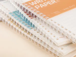 Detailopname van de spiraalbinding, duidelijke gevoerde pagina's en plastic ringen.