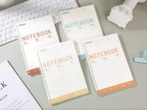 A5 PP spiraalnotitieboekje met gelinieerde pagina's, minimalistisch ontwerp voor studenten en notities.