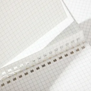 Close-up detail van een minimalistisch notitieboek met raster en handige kunststof spiralen.