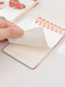 Pequeño cuaderno de notas A7 portátil con diseño de gato y fresa, páginas rayadas.