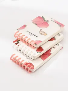 Vista detallada del lindo cuaderno de espiral de bolsillo A7 con bonitos diseños frutales.