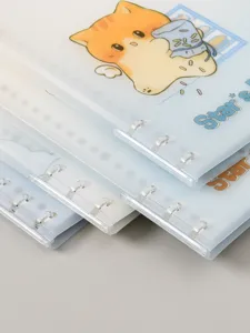 Vista de cerca de archivadores de anillas transparentes con una linda ilustración de gato y anillas.