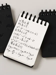 Primer plano detalle del cuaderno de espiral de bolsillo A7 con páginas rayadas.