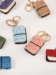 Mini portachiavi taccuino in pelle PU con disegno di orsetto e anello metallico per zaino.