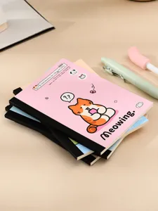 Simpatico taccuino A6 rosa illustrato con gatti, perfetto per diario, appunti e scrittura creativa.