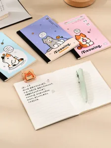 Quaderno rigato A6 carino con illustrazioni di gatti adorabili, ideale per diario e scrittura.