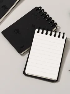 Cuaderno de espiral de bolsillo A7 portátil con páginas rayadas y cubierta negra, diseño compacto.